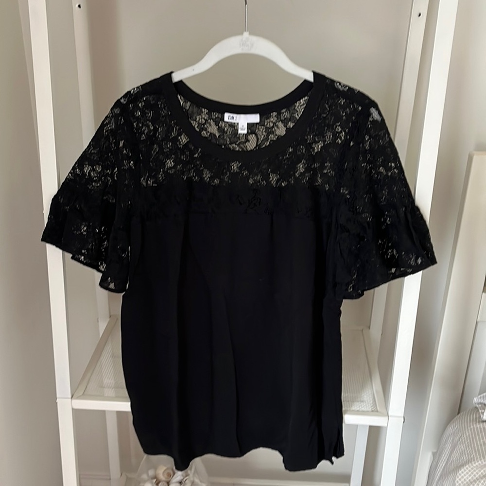 DR2 Lace Shoulder Top